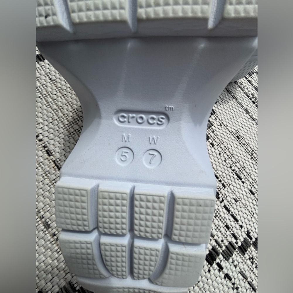 CROCS Light Gray Platform Clogs with Fun Charms in excellent condition M 5. /W 7 - Picture 11 of 11
